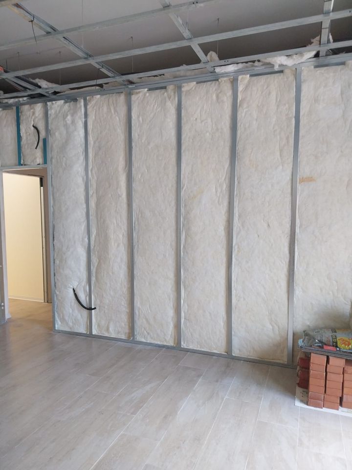 Parete in cartongesso in costruzione: profili metallici e pannelli isolanti prima della posa delle lastre
