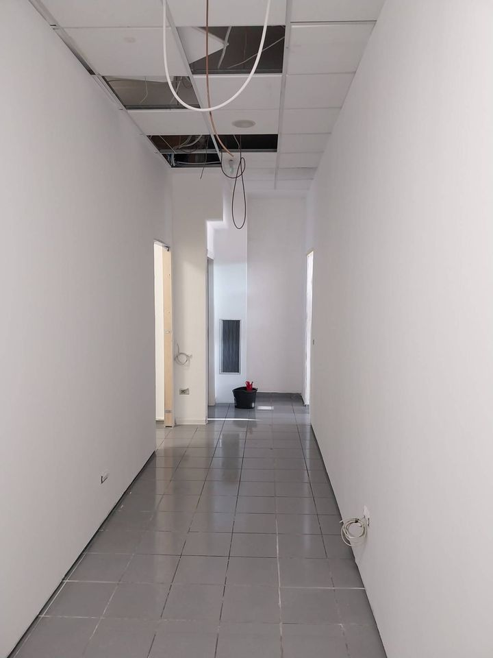 Lo stesso corridoio con le pareti finite e tinteggiate di bianco